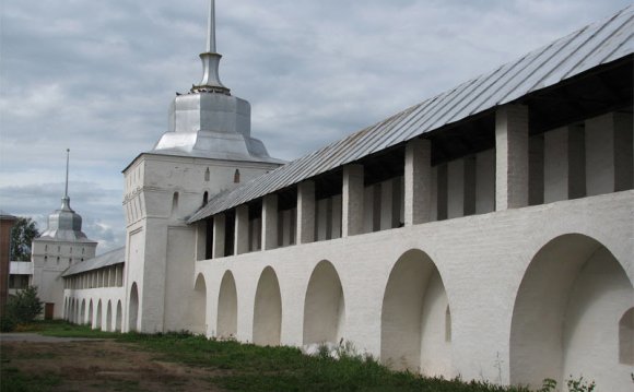 Система арок в монастырском